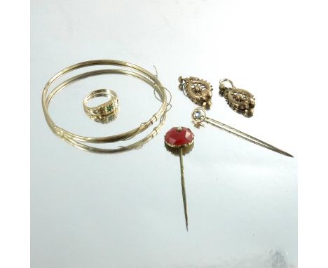 9 carat gold including emerald and diamond ring, aquamarine tie pin, pair of earrings, bangle and a carnelian pin