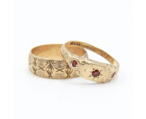9ct gold wedding band, engraved with star decoration, together with a 9ct gold three stone garnet ring, both hallmarked Condi