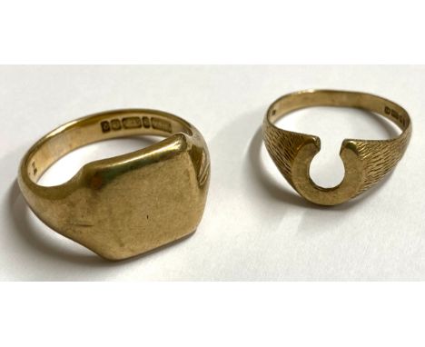 Two 9ct gold rings to include a gent's signet ring size Q/R and a horseshoe ring size L. Total weight 9.6gm. 