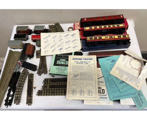Hornby-Dublo track and carriages to include 4005 Corridor Coach, 4078 Composite Sleeping Car, 4049 Restaurant Car, Mobil Oil 