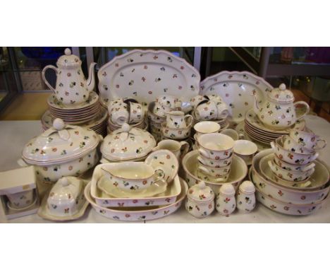 Extensive Villeroy & Boch dinner service Petite Fleur pattern, comprising 2 serving platters, 4 assorted serving bowls, 2 pie