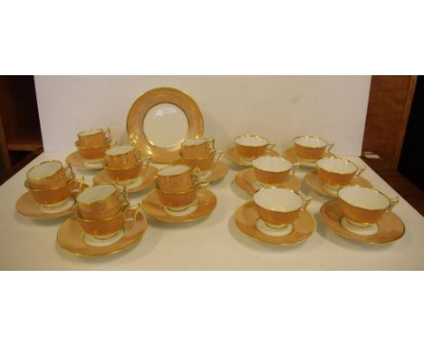 Flight Barr and Barr Worcester tea & coffee set circa 1810, comprising of a serving plate, 12 teacups with saucers and 6 coff