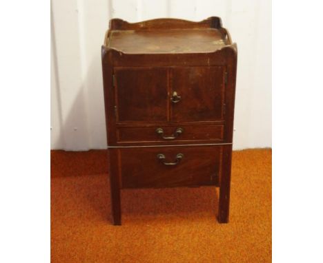 George III mahogany tray top bedside commode 52cm wide, 63cm high