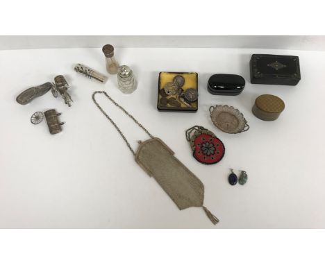 An Oriental white metal box and a white metal snuff box in the form of a shoe, together with a white metal chainmail purse, s