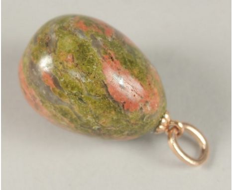 A 14CT GOLD JADE EGG PENDANT.