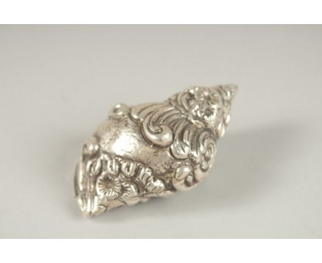 A NOVELTY SILVER CONCH SHELL SNUFF BOX. 6.5cms.