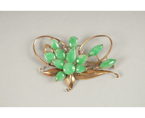A 14CT GOLD JADE FLOWER BROOCH.