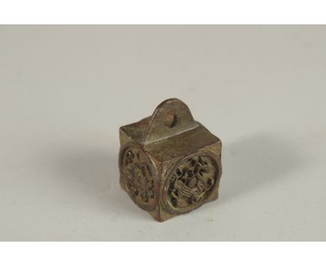 A SMALL CHINESE BRONZE SEAL. 2.5cms.