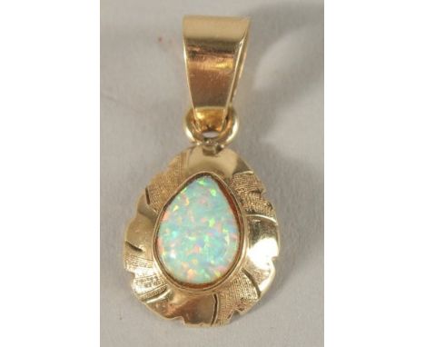 A 14CT OPAL SET PENDANT.