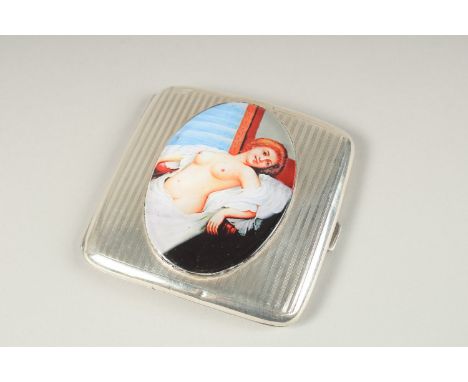 AN ENGINE TURNED SILVER CIGARETTE CASE. Birmingham 1922, with a glamour model enamel.