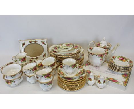 Royal Albert Old Country Roses tea and dinner service (51 pieces)