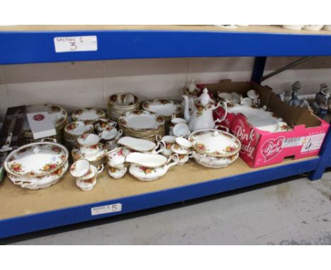Extensive Royal Albert Old Country Roses tea and dinner service (127 pieces)