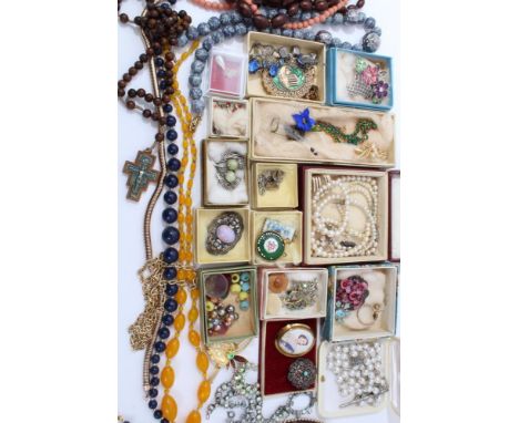 Group vintage costume jewellery - including brooches, bead necklaces, etc 