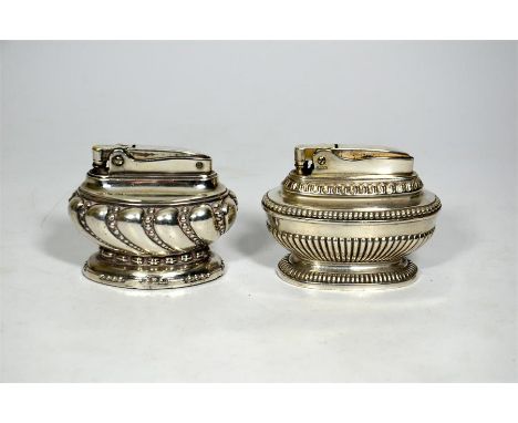 Two Ronson table lighters, silver plate. Circa 1940. Height 6cm.