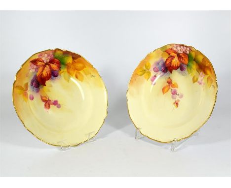 A pair of Royal Worcester round dishes, decorated with blackberries. Signed K.Blake. Dated 1933. Diameter 22.5cm. (2)