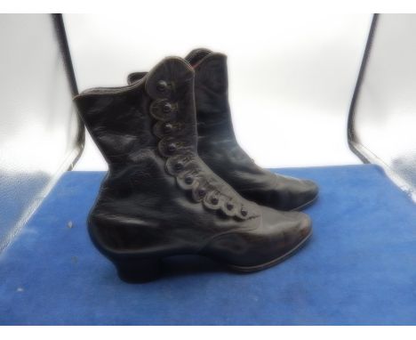 vintage victorian?  'Queen' button up boots size 3