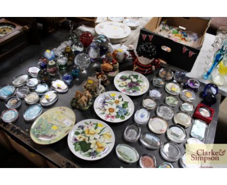 A quantity of decorative china to include Kyser plates, Royal Worcester collector's plate, Lilliput Lane cottages, Dennis the