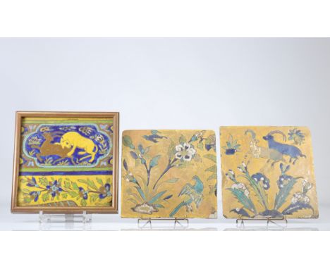  Iran, Safavid art from Isfahan, set of 3 tiles with animal decoration - Sizes: H =235mm L =225mm - Weight (K): 5,4kg - Condi