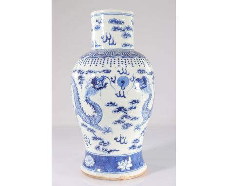  China blanc-bleu porcelain vase with dragon decoration (hair) - Region: CHINA - Sizes: H 400mm - Weight (K): 3,6kg - Conditi