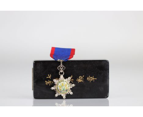  China cloisonne medal - Region: CHINA - Sizes: Boite H=30mm L=130mm l=65mm Medaille H=110mm L=43mm - Weight (K): 0,115kg - C