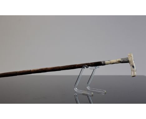  Japan, Shibayama, Walking stick with pommel inlaid with insects in stone and mother-of-pearl, 19th / 20th C. - Sizes: H: 900