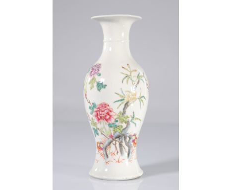  China famille rose porcelain vase with plant decoration - Region: CHINA - Sizes: H 225mm - Weight (K): 0,498kg - Condition: 