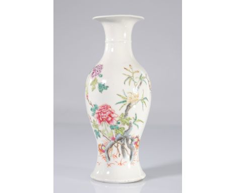  China famille rose porcelain vase with plant decoration - Region: CHINA - Sizes: H 225mm - Weight (K): 0,498kg - Condition: 