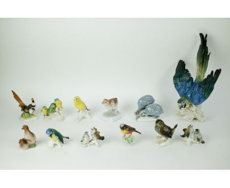 A collection of porcelain birds German porcelain, a.o. Goebel. Een verzameling van porseleinen vogels. O.a. Goebel (Duits). H