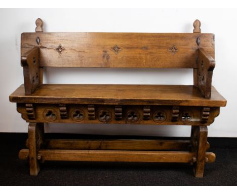 Neo gotic hall bench Een neogotische hal bank. H 90 W 120 cm