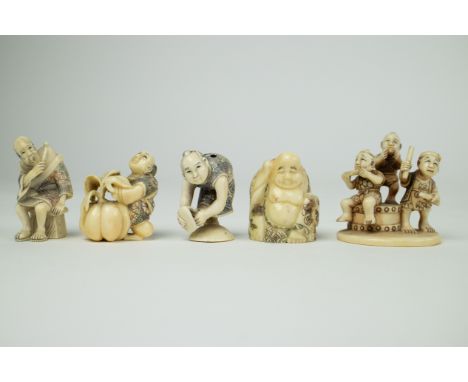 4 netsukes and an Okimono netsuke ivory Japan, early 20th C. with certificate Arts Ivory Experts. 4 netsukes en een Okimono n