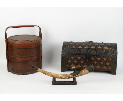 Chinese dining case, Italian case and Vietnamese opium pipe Een Chinese eetkoffer, Italiaans koffertje en Vietnamese opiumpij