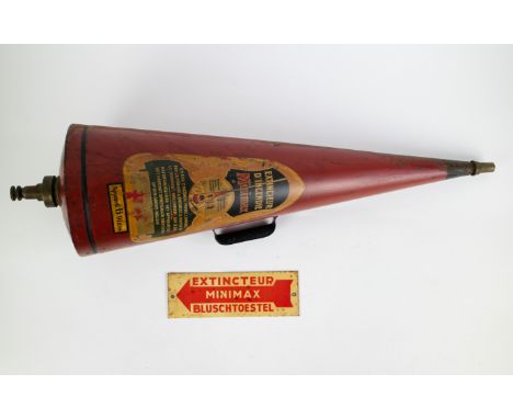 Antique fire extinguisher and enamel Extincteur Minimax Een antieke vuurblusser en emaille bord Extincteur Minimax. L 84 and 