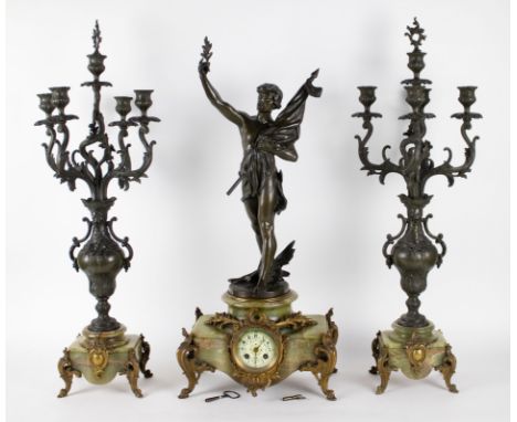 Charles Théodore Perron (1862-1934) Mantelpiece onix clock. Signed CH Perron. schoorsteenmantel klok met brons en onix. Gesig