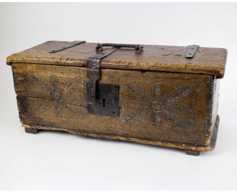 17thC Trunk + Orientalistic trunk 17e-eeuwse koffer + oriëntalistische koffer. 61 x 26 x 24 and 41.5 x 26 x 24 cm