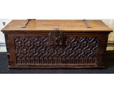 Gothic trunk Een Gotische koffer. 153 x 62 x 65 cm