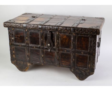 Antique trunk Antieke koffer. 38 x 66 x 35 cm