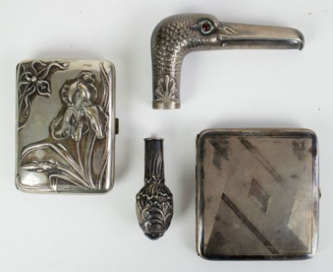 Silver cigarette boxes and 2 handles of a walking stick 2 zilveren sigarettendozen en 2 grepen van een wandelstok. H 11 cm