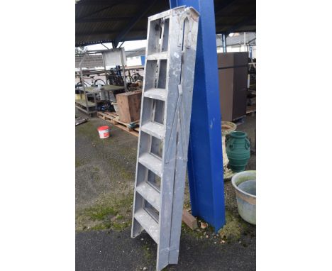 FOLDING STEP LADDER