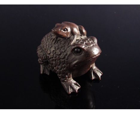 A signed netsuke toad with young 