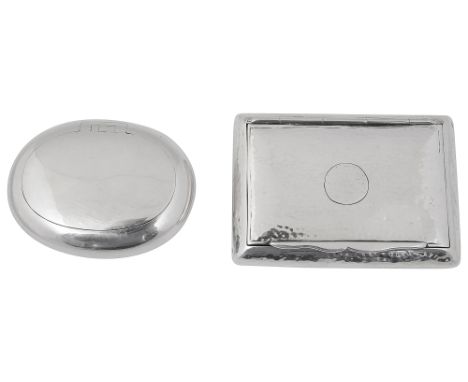 An Edwardian silver planished snuff box and a squeeze action snuff box first London, 1902, William Comyns, of rectangular cus