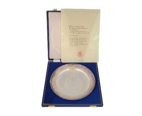 An Elizabeth II limited edition silver commemorative plate London, 1977 Roberts &amp; Dore Ltdengraved with a portrait of Que