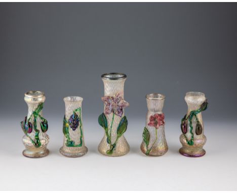 5 Vasen mit applizierten Blüten und Früchten Wilhelm Kralik Sohn, Eleonorenhain, um 1900 Farbloses, optisch geblasenes Glas. 