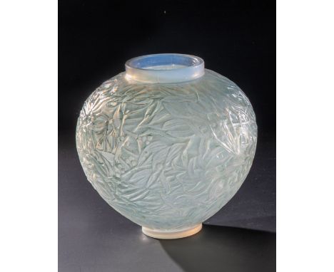 Vase ''Gui'' René Lalique, Wingen-sur-Moder, 1920 Farbloses, teils schwach opalisierendes Glas, in die Form gepreßt, durch Po