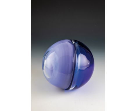 Objekt Karel Wünsch, 1977 Farbloses Glas, partiell lila und blau unterfangen, zusammengeschmolzen, geschliffen und poliert. I