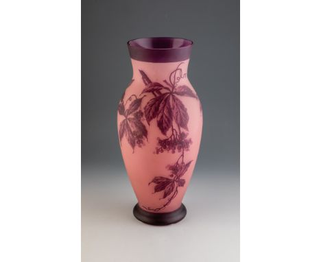 Große Vase mit Weinlaub Gräflich Harrachsche Glasfabrik, Neuwelt, um 1910 Farbloses Glas, unterfangen mit rosa Opal, überfang