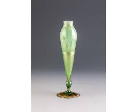 Vase ''Favrile'' Louis Comfort Tiffany, New York, 1901-05 Farbloses Glas, innen mit nach unten auslaufendem hellgrünem Opal u