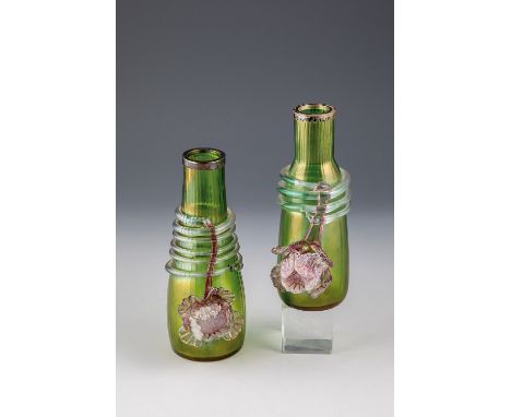 2 Vasen mit applizierten Blüten Wilhelm Kralik Sohn, Eleonorenhain, um 1900 Grünes, optisch geblasenes Glas. Mit der Zange ge