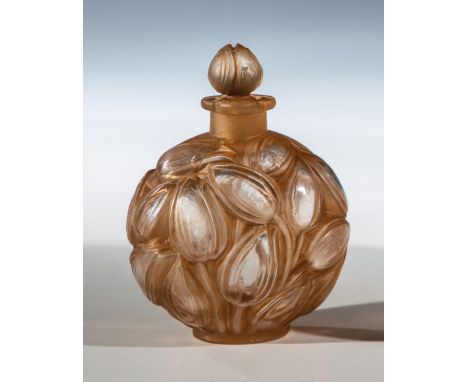 Flakon ''Jaytho'' für Jay Thorpe René Lalique, Wingen-sur-Moder, 1927 Farbloses Glas, in die Form gepreßt, braun patiniert. U