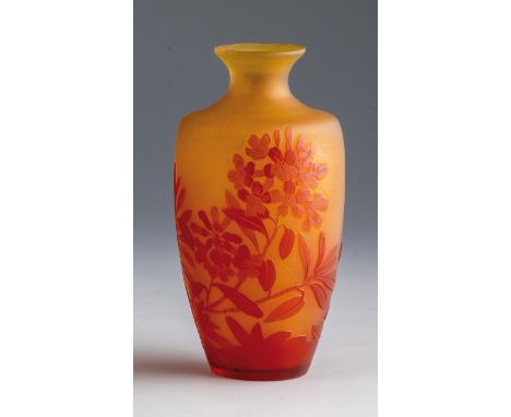 Kleine Vase mit Blütenzweigen Emile Gallé, Nancy, um 1910 Farbloses Glas,  mit zitronengelbem Opal unterfangen, rot überfange