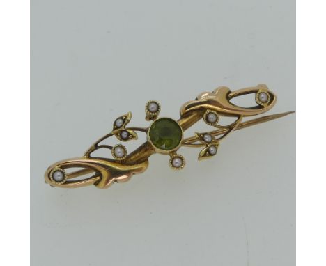 A 15ct yellow gold Bar Brooch, millegrain set with a central peridot and seed pearls, 4cm long, 2.8g, in leather presentation